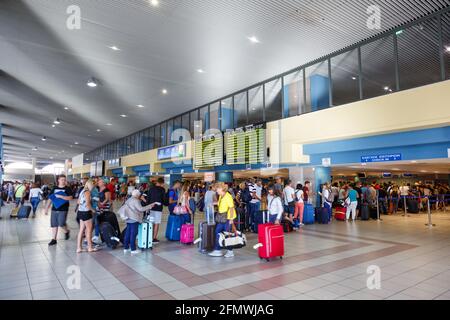 Rhodos, Griechenland - 14. September 2018: Terminal des Flughafens Rhodos (RHO) in Griechenland. Stockfoto