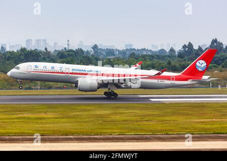 Chengdu, China - 22. September 2019: Airbus A350-900 von Sichuan Airlines am Flughafen Chengdu Shuangliu (CTU) in China. Stockfoto