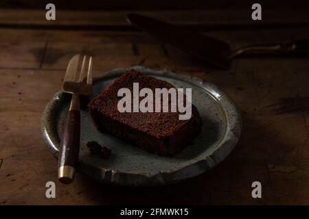 Hausgemachte Schokoladenkuchen oder bräunlich auf Holztisch, ungesund Essen Stockfoto