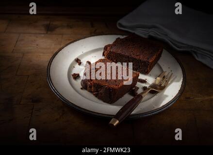 Hausgemachte Schokoladenkuchen oder bräunlich auf Holztisch, ungesund Essen Stockfoto
