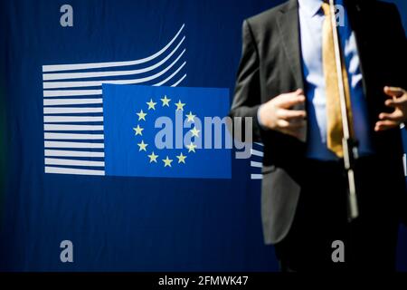 Bukarest, Rumänien - 9. Mai 2021: Details mit dem Logo der Europäischen Kommission im Hintergrund, während ein Politiker am Europatag eine Rede hält Stockfoto