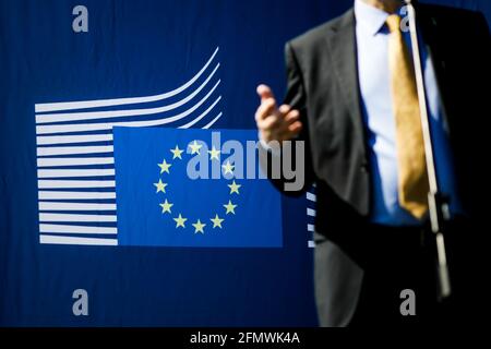 Bukarest, Rumänien - 9. Mai 2021: Details mit dem Logo der Europäischen Kommission im Hintergrund, während ein Politiker am Europatag eine Rede hält Stockfoto