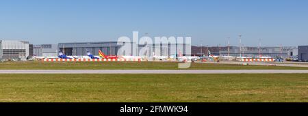 Hamburg, Deutschland - 20. April 2021: Flugzeuge im Airbus-Werk Hamburg Finkenwerder in Deutschland. Stockfoto