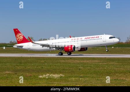 Hamburg, Deutschland - 20. April 2021: Juneyao Air Airbus A321neo auf dem Flughafen Hamburg Finkenwerder (XFW) in Deutschland. Stockfoto