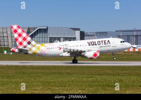 Hamburg, 20. April 2021: Volotea Airbus A319 am Flughafen Hamburg Finkenwerder (XFW) in Deutschland. Stockfoto