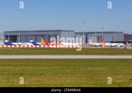 Hamburg, Deutschland - 20. April 2021: Flugzeuge im Airbus-Werk Hamburg Finkenwerder in Deutschland. Stockfoto