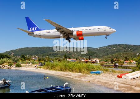 Skiathos, Griechenland - 4. Juni 2016: Boeing 737-800 von SAS Scandinavian Airlines am Flughafen Skiathos (JSI) in Griechenland. Stockfoto