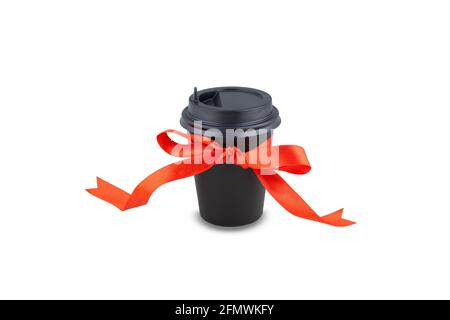 Schwarzer Einweg-Takeout-Trinkbecher aus Papier mit Schleife aus satinrotem Band. Isoliert auf weißem Hintergrund. Kaffee oder Tee als Geschenk Stockfoto