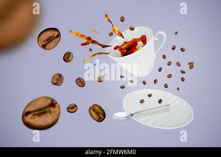 Schwebender weißer Porzellanbecher mit einem Spritzer Kaffee aus ihm, Löffel, Untertasse, umgeben von Kaffeebohnen auf grau-blauem Hintergrund Stockfoto