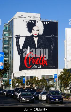 Los Angeles, Kalifornien, USA 3. Mai 2021 EIN allgemeiner Blick auf die Atmosphäre von Disney 'Cruella' Emma Stone Billboard während der Coronavirus Covid-19 Pandemie am 3. Mai 2021 in Los Angeles, Kalifornien, USA. Foto von Barry King/Alamy Stockfoto Stockfoto