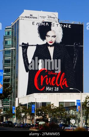 Los Angeles, Kalifornien, USA 3. Mai 2021 EIN allgemeiner Blick auf die Atmosphäre von Disney 'Cruella' Emma Stone Billboard während der Coronavirus Covid-19 Pandemie am 3. Mai 2021 in Los Angeles, Kalifornien, USA. Foto von Barry King/Alamy Stockfoto Stockfoto