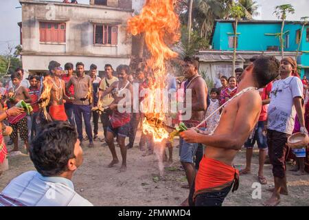 Gajan ist ein ländliches Fest in Bengalen, bei dem die Anhänger scharfe Pfeile in ihre Körper steckten, Tuch um ihre Köpfe wickelten und sie in Brand steckten. Stockfoto