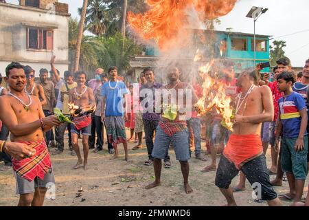 Gajan ist ein ländliches Fest in Bengalen, bei dem die Anhänger scharfe Pfeile in ihre Körper steckten, Tuch um ihre Köpfe wickelten und sie in Brand steckten. Stockfoto