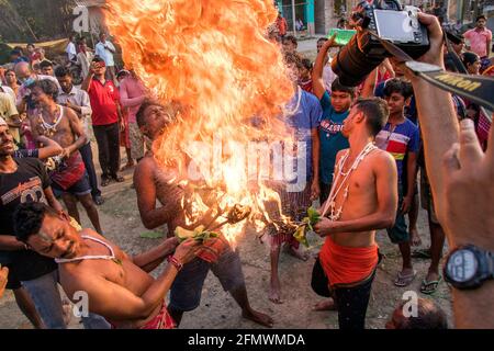 Gajan ist ein ländliches Fest in Bengalen, bei dem die Anhänger scharfe Pfeile in ihre Körper steckten, Tuch um ihre Köpfe wickelten und sie in Brand steckten. Stockfoto