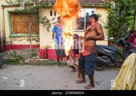 Gajan ist ein ländliches Fest in Bengalen, bei dem die Anhänger scharfe Pfeile in ihre Körper steckten, Tuch um ihre Köpfe wickelten und sie in Brand steckten. Stockfoto