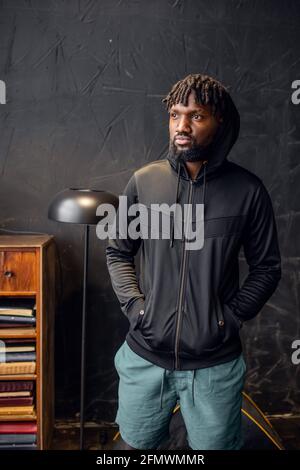 Porträt eines jungen afroamerikanischen Mannes in Sportkleidung in einem Haube Stockfoto