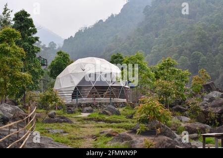 Wunderschönes Igloo Zelthaus. Ein ideales Zuhause mit landschaftlich schöner Lage am Flussufer in Todey, kalimpong. Stockfoto