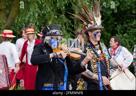 Die in Leicester ansässige Gruppe, Bakanalian Border Morris, tritt im nahegelegenen Market Harborough, Großbritannien, auf Stockfoto