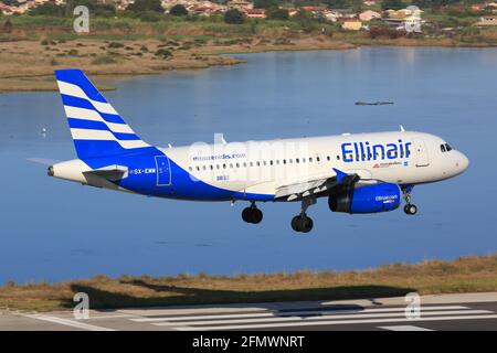 Korfu, Griechenland – 14. September 2017: Ellinair Airbus A319 am Flughafen Korfu (CFU) in Griechenland. Airbus ist ein Flugzeughersteller aus Toulouse, Frankreich. Stockfoto