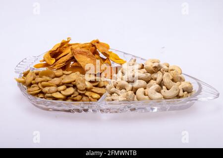 Geröstete und gesalzene Fava-Bohnen, Cashewnüsse und getrocknete Mangoscheiben für einen gesunden veganen und vegetarischen Ernährungs-Snack. Hoch in Protein, Vitamine, Diät-Fi Stockfoto