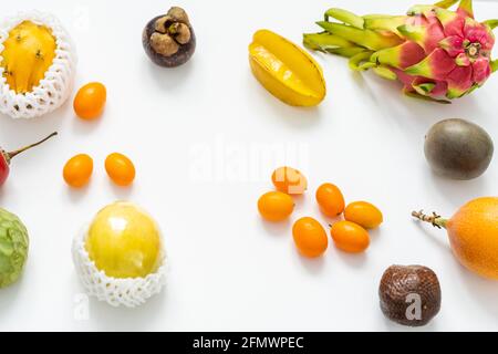 Stillleben der Frucht in der Schachtel isoliert auf weiß Stockfoto