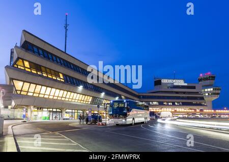 Berlin, Deutschland - 30. August 2017: Terminal und Tower am Flughafen Berlin-Tegel (TXL) in Deutschland. Stockfoto