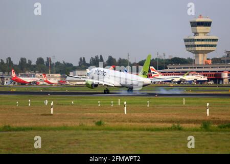 Berlin, Deutschland - 30. August 2017: Air Baltic Bombardier CS300 am Flughafen Berlin-Tegel (TXL) in Deutschland. Airbus ist ein Flugzeughersteller aus Toulo Stockfoto