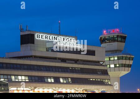 Berlin, Deutschland - 30. August 2017: Terminal und Tower am Flughafen Berlin-Tegel (TXL) in Deutschland. Stockfoto