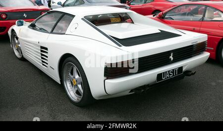 Drei Viertel Rückansicht eines weißen, 1990, Ferrari Testarossa, ausgestellt in der Autoklubzone des Silverstone Classic 2017 Stockfoto