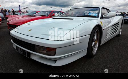 Dreiviertel Frontansicht eines weißen, 1990-er Ferrari Testarossa, ausgestellt in der Autoklubzone des Silverstone Classic 2017 Stockfoto