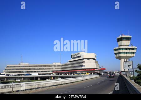 Berlin, Deutschland - 30. August 2017: Terminal und Tower am Flughafen Berlin-Tegel (TXL) in Deutschland. Stockfoto