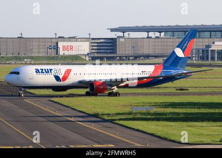 Berlin, Deutschland - 29. August 2017: Azur Air Boeing 767 am Flughafen Berlin-Schönefeld (SXF) in Deutschland. Boeing ist ein Flugzeughersteller mit Sitz in Seat Stockfoto