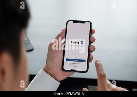 CHIANG MAI, THAILAND, APR 06, 2019 : EIN Mann hält Apple iPhone XS mit LinkedIn-Anwendung auf dem Bildschirm.LinkedIn ist eine Foto-Sharing-App für Stockfoto