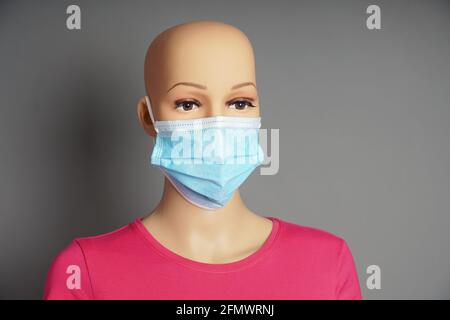 Schaufensterpuppe oder Schaufensterpuppe mit medizinischem Gesicht Maske Stockfoto