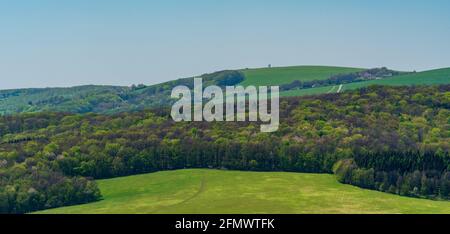 Zalostina Hügel in Biele Karpaty Berge von der Wiese über Javornik Dorf in der Tschechischen republik während eines schönen Frühlingstages