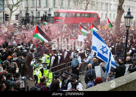 London, Großbritannien. Mai 2021. Demonstranten aus dem freien Palästina treffen auf die Polizei bei der Save Sheikh Jarrah-Demonstration in Whitehall, London, am Dienstag, 11. Mai 2021. Kredit: Lucy North/Alamy Live Nachrichten Stockfoto