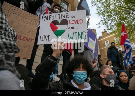 London, Großbritannien. Mai 2021. Demonstranten aus dem freien Palästina treffen auf die Polizei bei der Save Sheikh Jarrah-Demonstration in Whitehall, London, am Dienstag, 11. Mai 2021. Kredit: Lucy North/Alamy Live Nachrichten Stockfoto