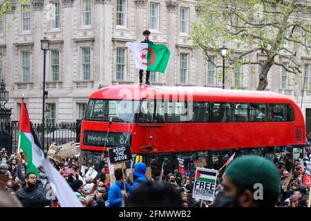 London, Großbritannien. Mai 2021. Demonstranten aus dem freien Palästina treffen auf die Polizei bei der Save Sheikh Jarrah-Demonstration in Whitehall, London, am Dienstag, 11. Mai 2021. Kredit: Lucy North/Alamy Live Nachrichten Stockfoto