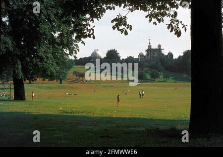 Greenwich Park mit dem berühmten Observatorium in der Ferne im Sommer. Filmfoto aus den 1980er Jahren Stockfoto