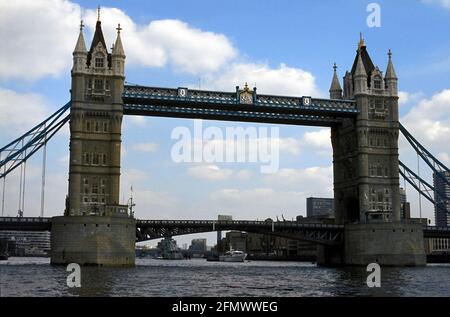 Tower Bridge, die Straße aus einem Vintage-Filmfoto der frühen 1980er Jahre heruntergezeichnet. Stockfoto