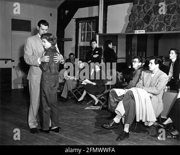 GREGG PALMER und PIPER LAURIE spielen eine Szene vor anderen jungen Kontraktspielern, darunter TONY CURTIS und ROCK HUDSON with Unidentified Teacher an der UNIVERSAL INTERNATIONAL STUDIOS SCHOOL OF MOTION PICTURE DRAMA in 1952 Publicity für Universal Picturs Company, Inc Stockfoto