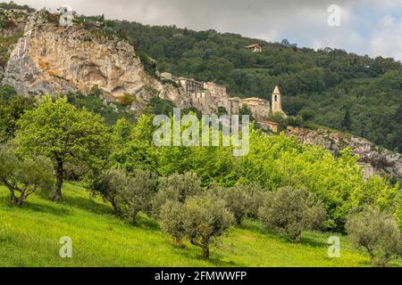 Berglandschaft des kleinen mittelalterlichen Dorfes Corvara. Häuser umgeben von grünen Pflanzen und Wiesen. Corvara, Provinz Pescara, Abruzzen Stockfoto