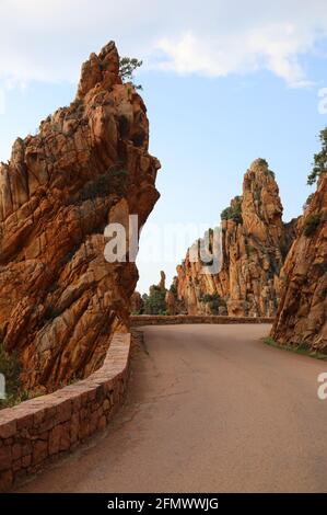 Berühmte französische Straße namens D81 zwischen Badlands genannt Calanques De Piana in Korsika, Frankreich Stockfoto