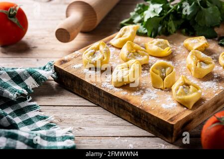 Ungekochte Pelmeni-Knödel auf rustikalem Holztisch. Typisch russisches Essen Stockfoto