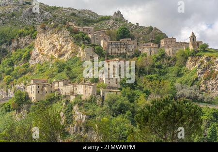 Berglandschaft des kleinen mittelalterlichen Dorfes Corvara. Häuser umgeben von grünen Pflanzen und Wiesen. Corvara, Provinz Pescara, Abruzzen Stockfoto