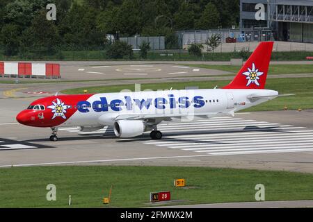 Zürich, Schweiz – 29. Juli 2016: Der Airbus A320 von Airbus A320 von Helvez am Flughafen Zürich (ZRH) in der Schweiz. Airbus ist ein Flugzeughersteller aus Toulouse, F Stockfoto