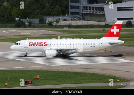 Zürich, Schweiz – 29. Juli 2016: Swiss Air Lines Airbus A320 am Flughafen Zürich (ZRH) in der Schweiz. Stockfoto