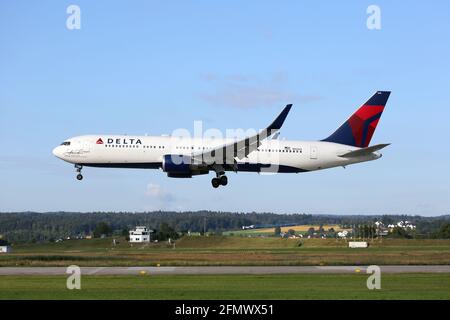 Zürich, Schweiz – 29. Juli 2016: Delta Air Lines Boeing 767-300ER am Flughafen Zürich (ZRH) in der Schweiz. Boeing ist ein Flugzeughersteller mit Sitz Stockfoto