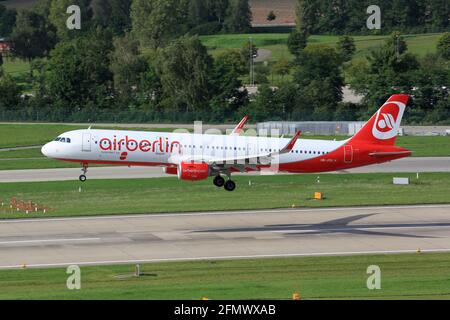 Zürich, Schweiz – 5. August 2017: Air Berlin Belair Airbus A321 am Flughafen Zürich (ZRH) in der Schweiz. Airbus ist ein Flugzeughersteller von bis Stockfoto