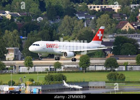 Zürich, Schweiz – 5. August 2017: Swiss Air Lines Airbus A320 am Flughafen Zürich (ZRH) in der Schweiz. Airbus ist ein Flugzeughersteller aus Toul Stockfoto